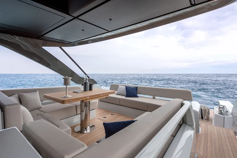 Boot mieten Mallorca vor Anker in einer Bucht. Neue Yacht mit großzügigem Sofabereich und Kissen.