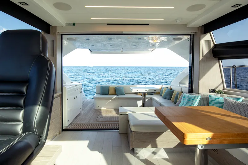 Yacht-Salon. Außen- und Innenbereich. Das Boot ist zur Miete auf Mallorca verfügbar.