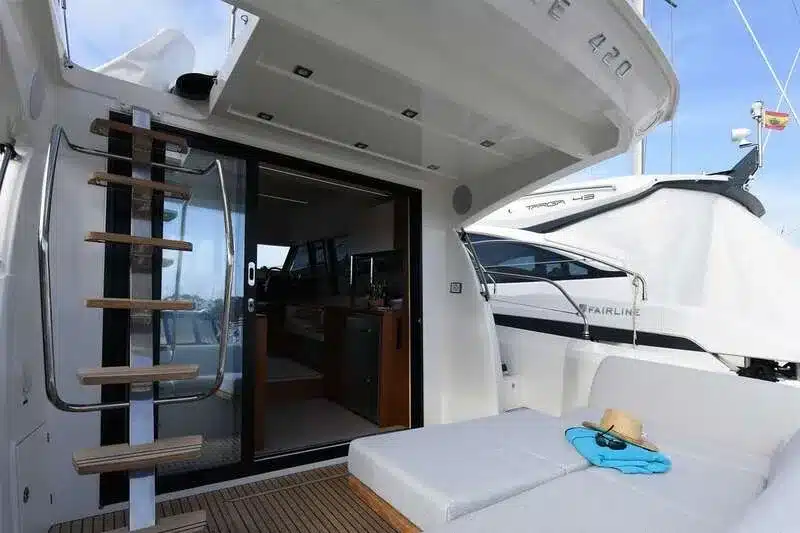 charter-yacht-prestige-420-upperdeck
