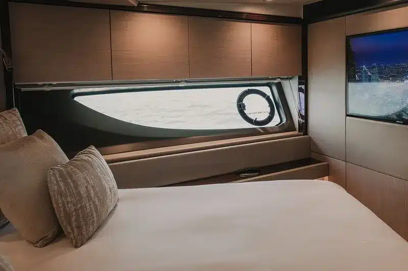 charter-yacht-sunseeker-76-cabin