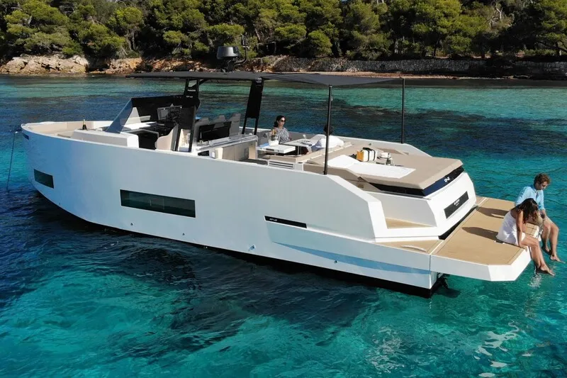 Neues Yachtcharter auf Mallorca. Vor Anker in einer Bucht. Türkises Wasser. Geräumige Yacht.