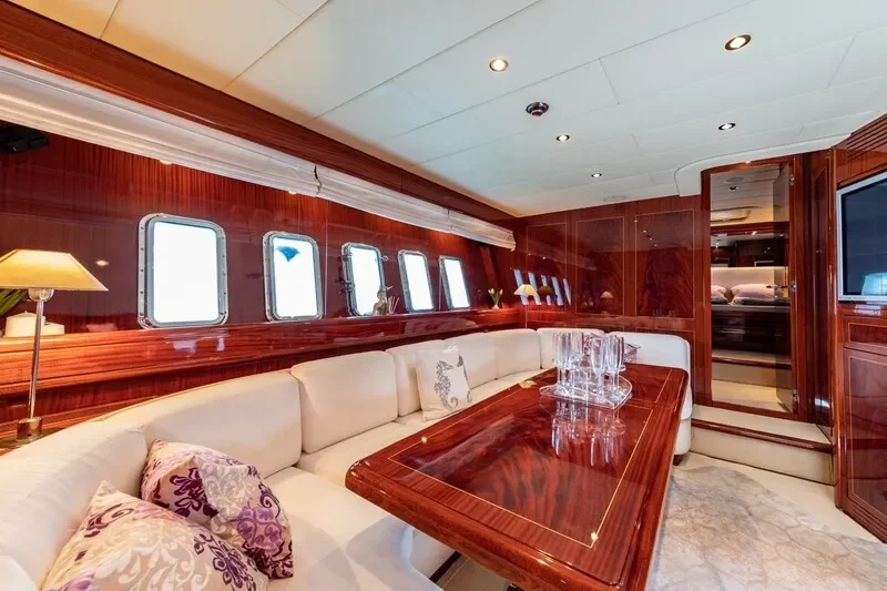 mangusta-72-mallorca-saloon