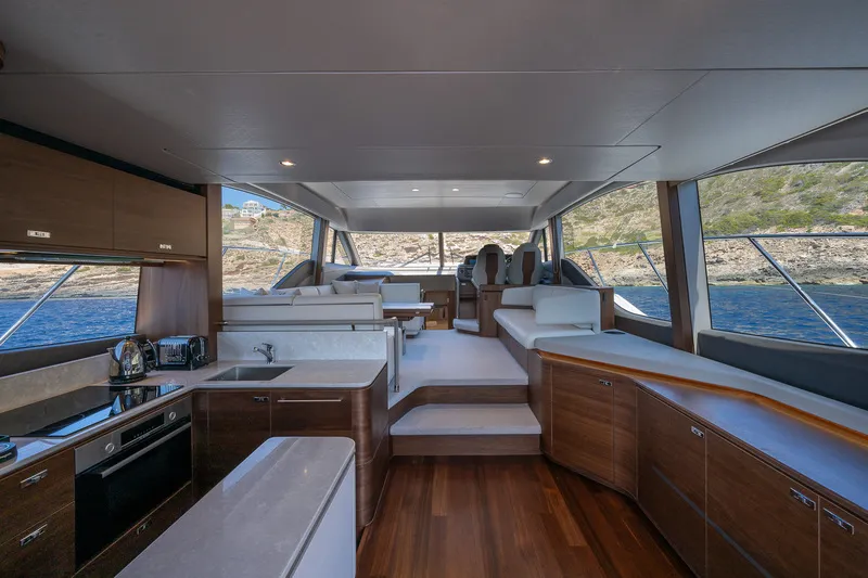 princess-f55-yachtcharter-mallorca-saloon