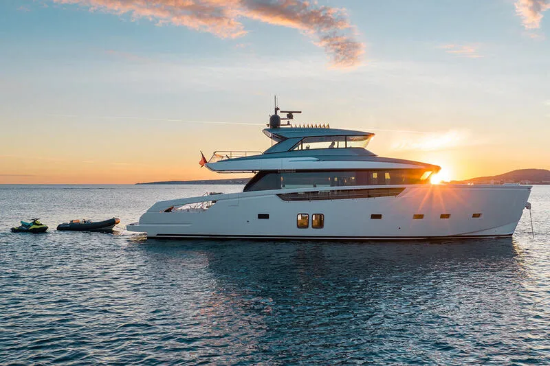 Boot mieten Mallorca. Yacht liegt in einer Bucht vor Anker. Weiße neue Yacht an einem sonnigen Tag.