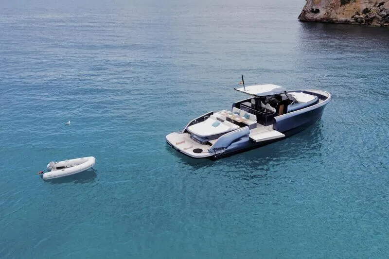 Yacht im Charter auf Mallorca, vor Anker in einer Bucht. Neuer Solaris 44. Geräumiges offenes Layout. Bodenbelag aus Teakholz.