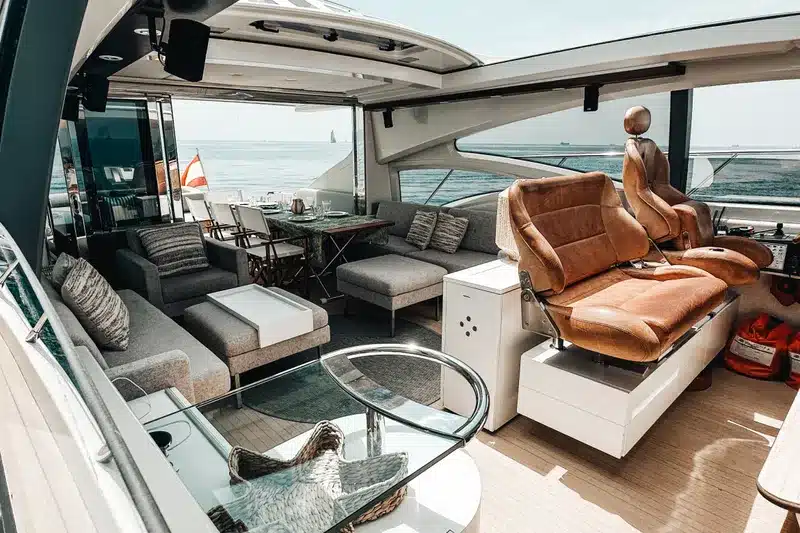 yacht-charter-mallorca-azimut-68s-saloon