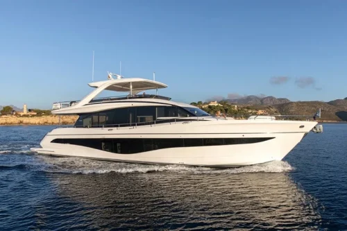 Neues Yacht zur Vermietung, segelt auf Mallorca. Sonniger Tag.