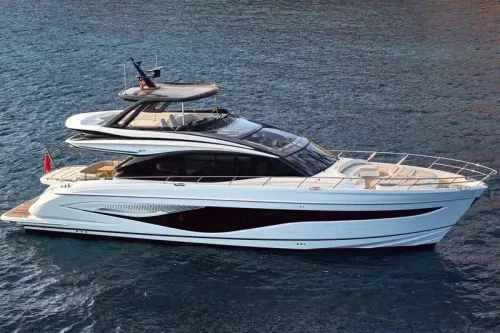Neuer Princess S72 vor Anker in Mallorca.