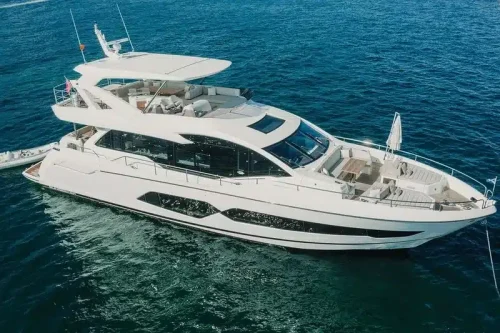 Neues Yacht zur Miete auf Mallorca. Boot vor Anker an einem Strand mit türkisfarbenem Wasser. Sonniger Tag.